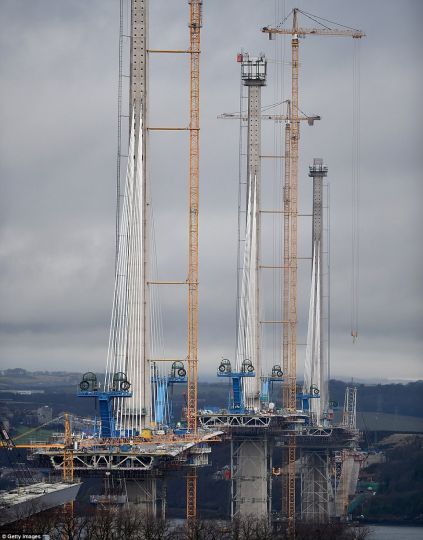 昆斯费里大桥(福斯三桥)世界最大跨度三塔斜拉桥的图9